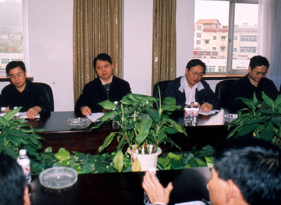 2005年5月長城集團(tuán)陳董事長一行4人聽取工廠領(lǐng)導(dǎo)江報(bào)